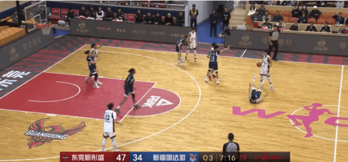 蓝球赛场上的激情碰撞，90vs的激烈对决，90vs激战蓝球场，激情碰撞的篮球盛宴