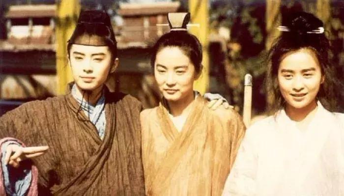 香港60多岁男演员的黄金岁月，岁月见证的经典风采，香港60后男演员，岁月铸就的经典风采